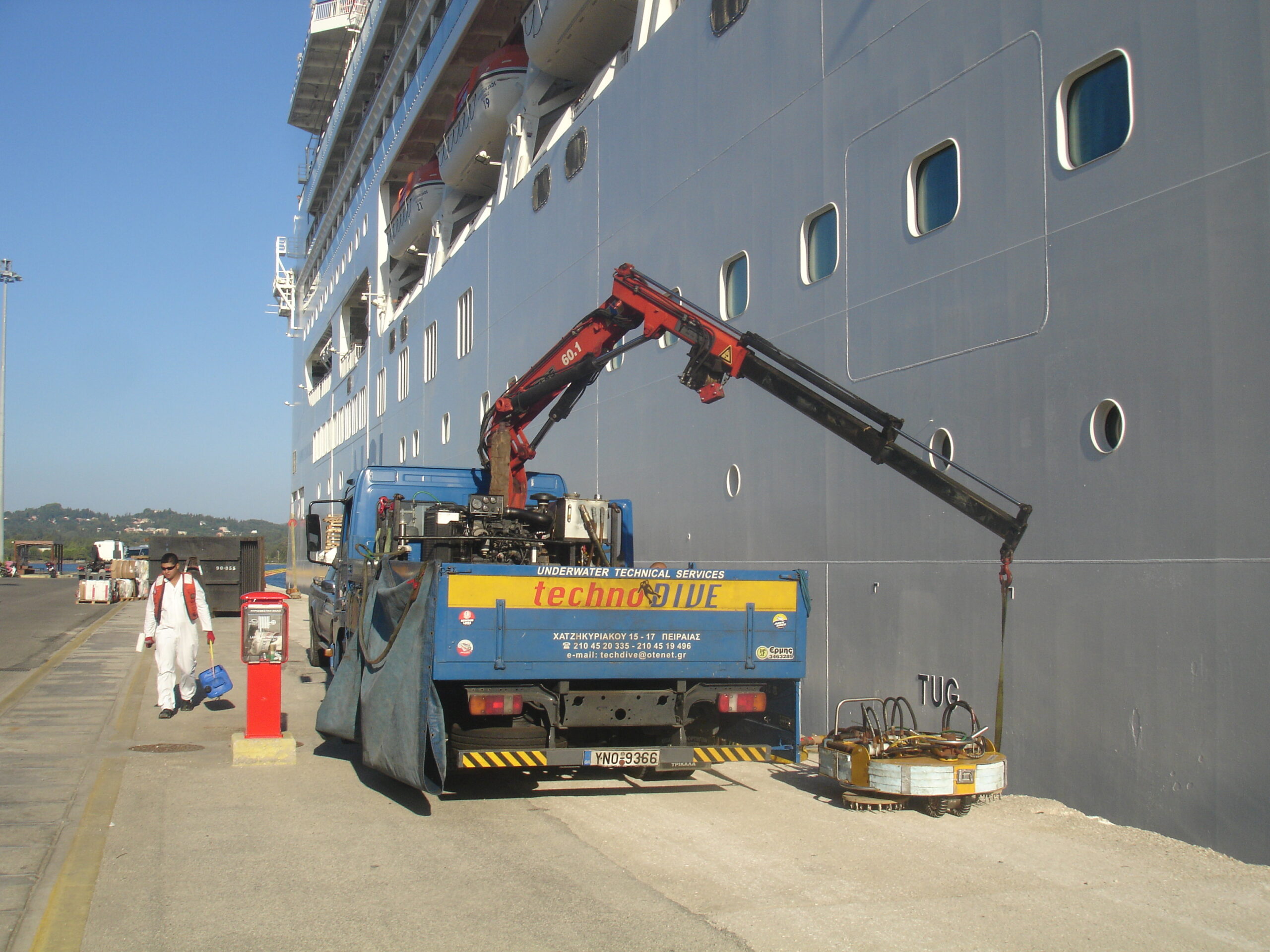 Heavy truck with cleaning equipment unit
